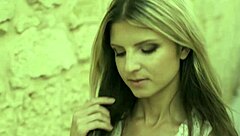 美女ヴァレンティナが音楽で魅力を発揮 😍