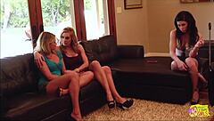 Şımarık esmeri iki sarışın lezbiyen büyük memelerini ve amını yalayarak parmaklayınca sakinleşti