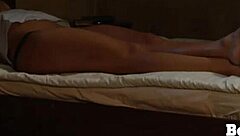 Шлюховатая лесби-рабыня в жёстком бондаже дрочит до оргазма