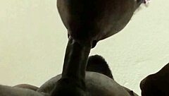 Τελείωσε αλλά συνέχισα να ρουφάω αυτό το μεγάλο φορτίο σπέρματος