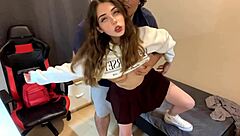 의붓아버지가 딸의 친구를 설득해 영화 대신 섹스해.