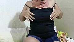 Viral Guru Hijab Teases with Big Payudara Display.