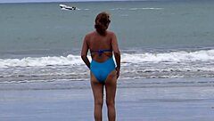 Madrasta Latina Fode Gostoso na Praia com o Filho do Amigo e Seu Pauzão!