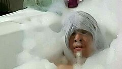 Cyno Yalnız Köpük Banyosu Eğlencesini Cosplay İle Yaşıyor