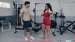 فتاة مراهقة 18+ برونيتية مجعدة ساخنة بمؤخرة كبيرة عجيزة تغوي صديق لتمتص رطب وأكشن كس دوجيستايل