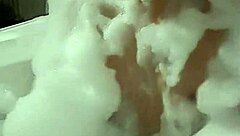 Cyno Yalnız Köpük Banyosu Eğlencesini Cosplay İle Yaşıyor