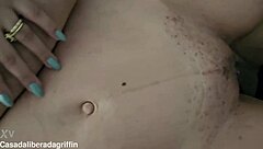 Compartiendo a mi caliente esposa milf con un amigo pa' diversión anal