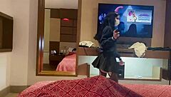 Belle étudiante en jupe montre son cul puis se fait chevaucher dur par amateurs