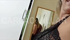 Sarışın fahişe büyük siyah yarrakla inleyerek orgazm oluyor