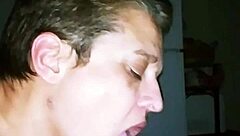 Mamma er stjerne i at suge pik i intens blowjob