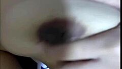 Chica Filipina Alcanza Orgasmos en Dormitorio con Marido y Amigo