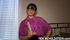 Saya rasa awak nampak lebih baik sebagai gadis sissy dalam adegan femdom ini