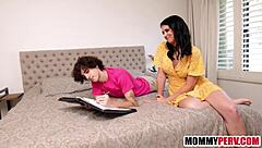 Matrigna prende doppia penetrazione dai figliastri arrapati in questo trio selvaggio milf pov voyeur gruppo. Vecchi la scopano duro con sesso dp.