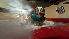 Mia niqab iç çamaşırında jacuzzi'de dildo bindiriyor