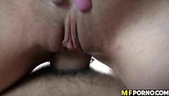 Chica latina 18+ recibiendo follada a pelo por su amigo