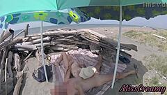 בחוף הנודיסטים בטנריף, החורגת מלטפת בקלילות את הזין של החורג שלה בלי בושה