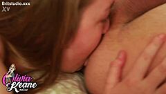 18歳の茶髪ティーンが彼のリムしてから濡れた顔射精を受ける