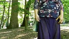 de ce această matură păroasă își arată pizda grasă afară în public?