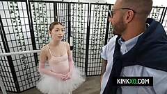 smal tenåring 18+ ballerina myra stønner prøver på rolle med regissøren