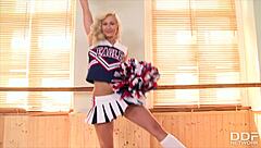 Brown-Eyed Cheerleader Blondie Tracy Lindsay Stretches Wet Teen Pussy in Gym