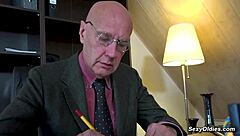 Şöyle oluyor: şişman genç 18+ kız iş yerinde yaşlı adam Hugo'yu baştan çıkarıyor, oral yapıyor ve ofiste üstüne biniyor yaşlı genç 18+ sikiş için