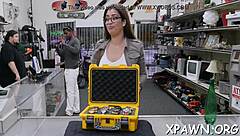 Jadi cewek amatir Eropa ini dihisap dan difuck keras di ruang casting belakang layar.