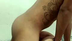 ねえ、この可愛い女の子が寝る前にバックで犯されるの見て 😏