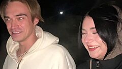 Jenta neste døra gir dyphals til fremmed på gata, svelger sæden