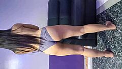 Estudante japonesa peitões naturais faz treino caseiro de fio dental corpo nu curvilíneo da amiga