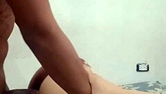 ねえ、この可愛い女の子が寝る前にバックで犯されるの見て 😏