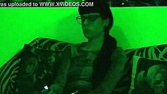 Beth Kinky - Sexy Domina Goth Fumando En Luz Verde Pt1 HD.