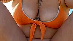 Она сверкает сиськами на пляже, чтоб купить товар