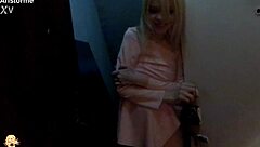 ¡Mira a la estudiante infiel castigada con la orina de su marido!