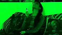 Beth Kinky - Sexy Domina Goth Fumando En Luz Verde Pt1 HD.