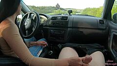 Aku kasih handjob di mobil jalanan publik ke kontol gede tetangga temen. Seru banget!