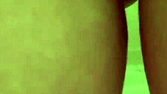 ¿Esta esposa traviesa baña la polla en la ducha?