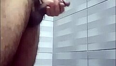 トゥカチェリトカチェロンが隣人シャワー待ちでガマン汁オナニー