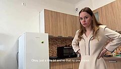 Mačeha preskoči sprehod brez hlačk. Vodi do prvega časa close up creampie z mačehovim sinom.