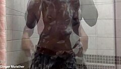 Rödhårigs tvåliga våtta nippel och tuttar närbild