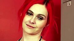 دومات تشيرليدر عاريات يضربن زب التابعين في مشهد يد جماعي مهين