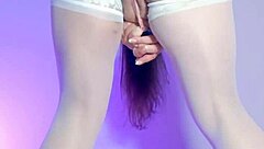 Bar sahibinin müşterilere hizmetçi taklidiyle şişman solo mastürbasyonunu izle.