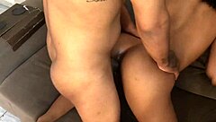 Garota perfeita com tatuagem leva enchida de porra