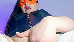 Владелец бара дрочит как горничная для клиентов в пухлом соло