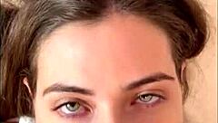 Bu ufak tefek 18+ hamile sarışın neden üvey babasının arkadaşı tarafından evde inanılmaz sert sikiliyor?