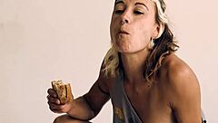 Amo lambuzar e foder de reverse cowgirl com fetiche comida, cavalgando pau forte até gozar.