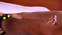 젊은 미녀 예쁜 맨발로 쩌는 풋잡