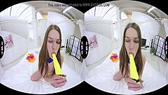 Dulce desnuda con lazo se masturba con consolador