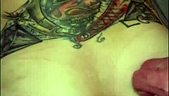 茶髪スラットのケツ穴がアナルピストンでグチャグチャ！