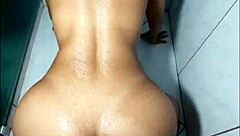 Mijando na boca no corpo dentro no anus dando o c� e gozando horrores?