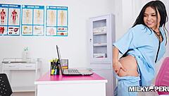 Uhh, sestra šuká s pervertným doktorom v prvý deň, také zlé!